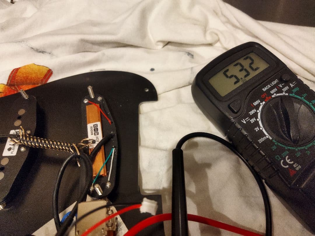 フェンダーネックとGFSボディアッセンブリ