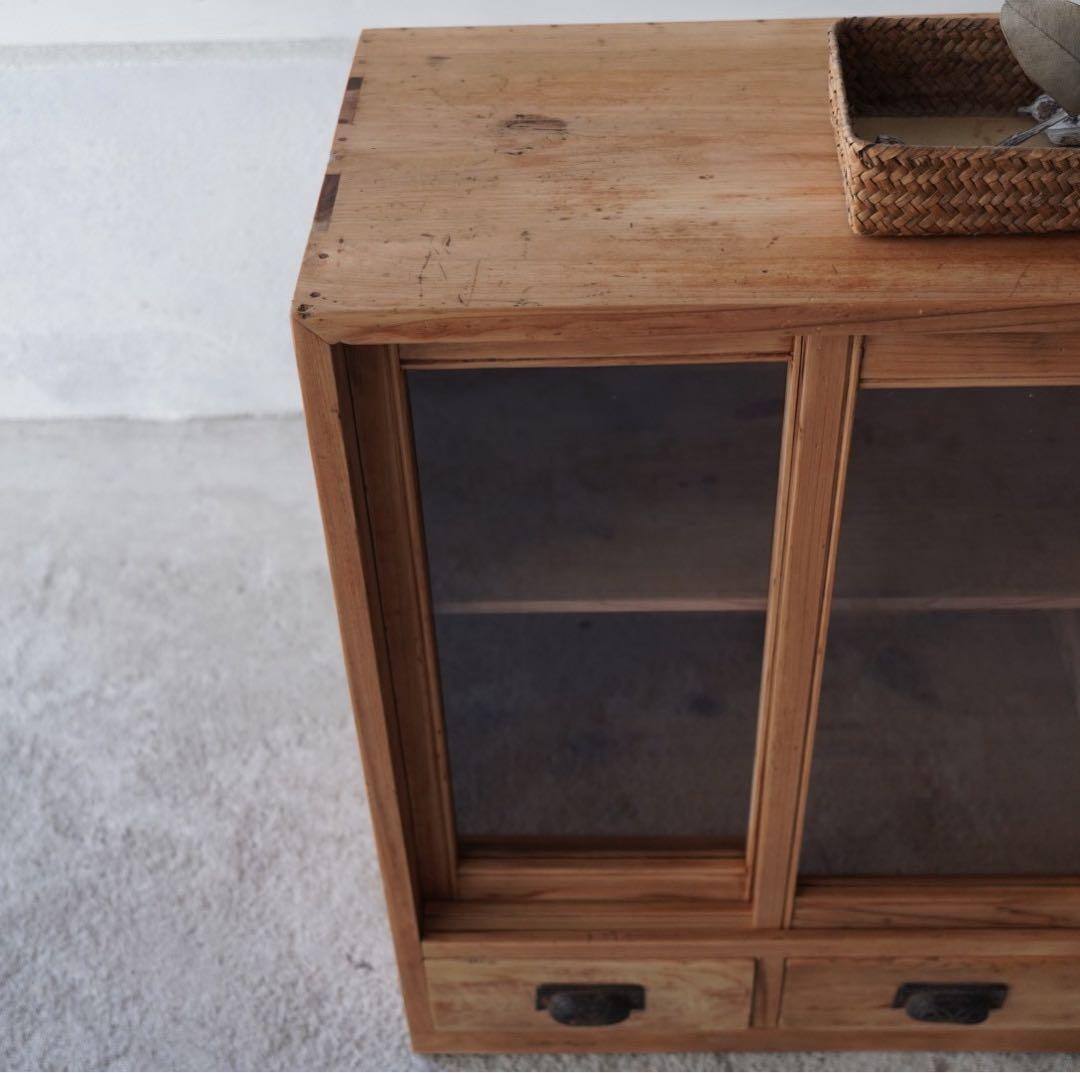 古いガラス戸棚