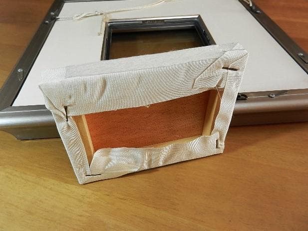 刺繍絵画「水辺の風景」（額（絵）縦３０．５㌢×横３３㌢（９．５×１２．５））