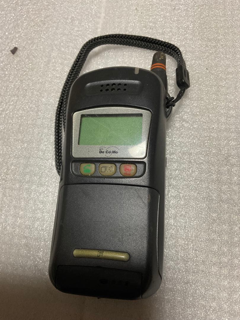 1995年製／NTT・docomo製携帯電話。形式／FJA 22Aムーバ。