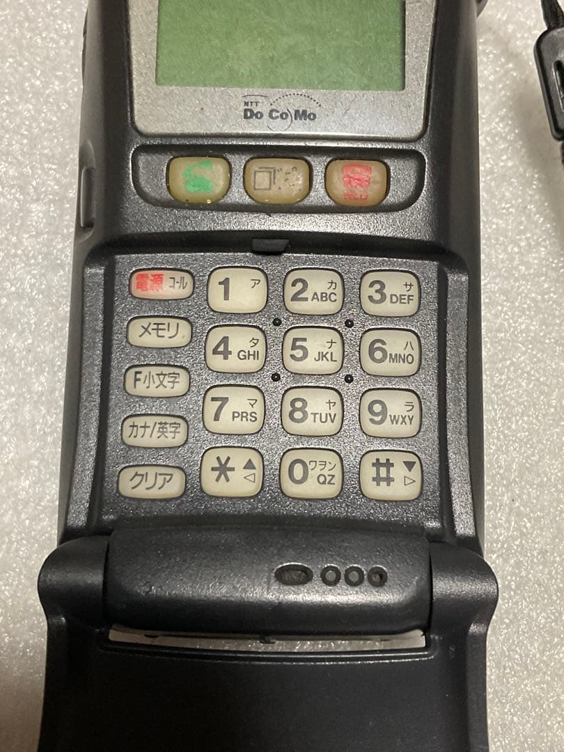 1995年製／NTT・docomo製携帯電話。形式／FJA 22Aムーバ。