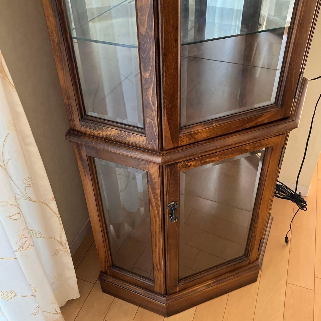 カリモクコロニアル　照明付きキュリオケース コーナーキャビネット