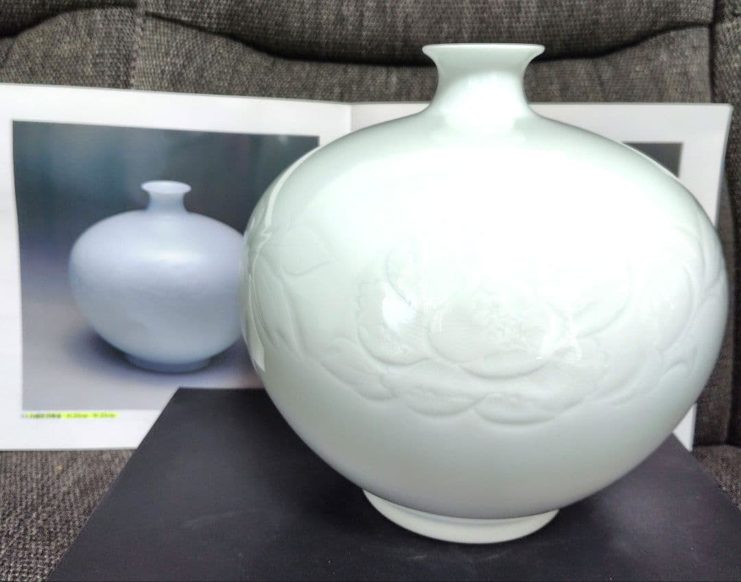 中村清六　佐賀県重要文化財保持者　白磁牡丹彫　壷　図録掲載作品　価格表50万円