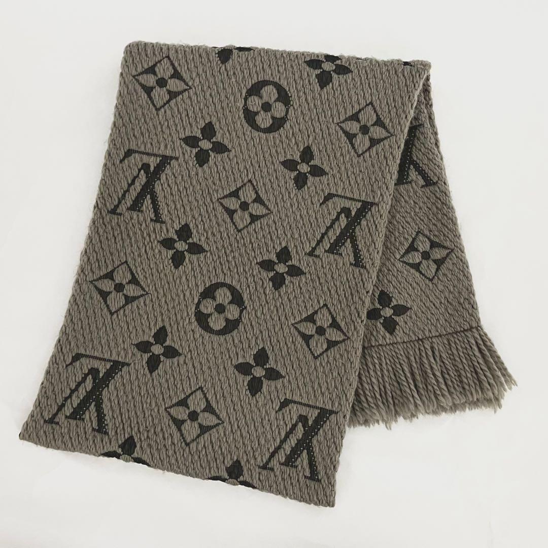 Y'sさん✨グレー ルイヴィトン エシャルプ ロゴマニア マフラー シルクウール