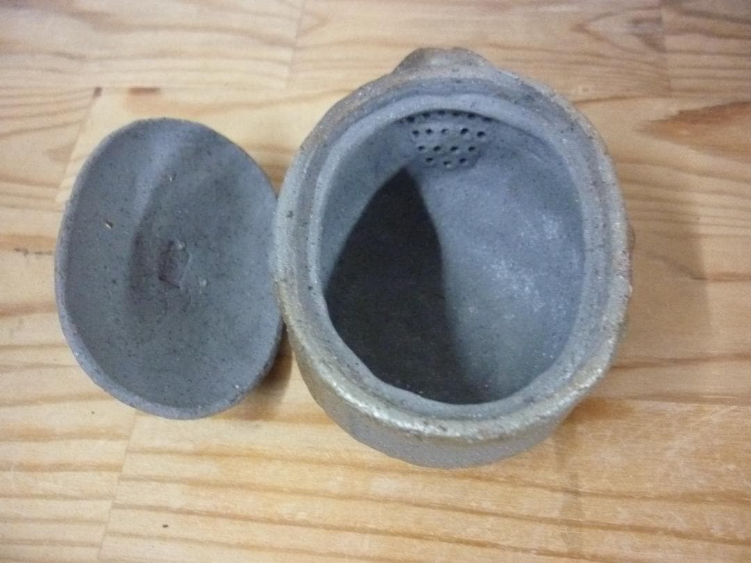 時代　備前焼の古い荒土龍宝瓶 在銘　青備前に金彩　細密龍細工