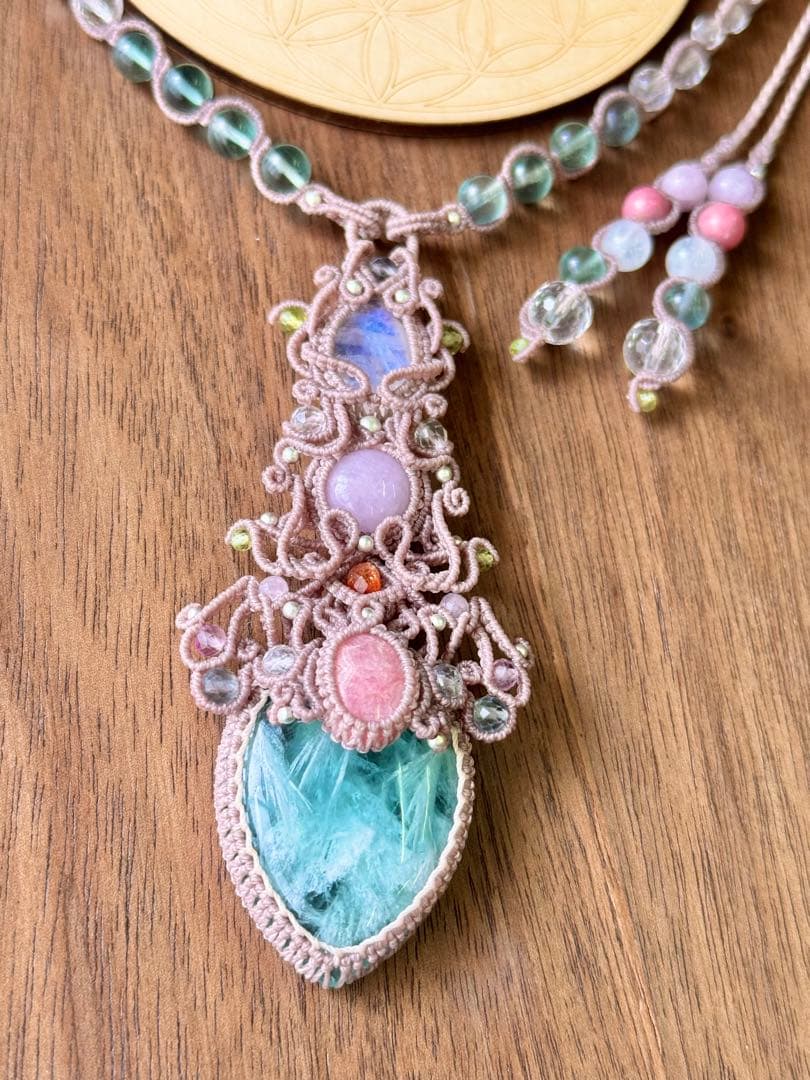 エンジェルフェザーフローライトのマクラメ編みネックレス♡その他石の詳細は説明にて