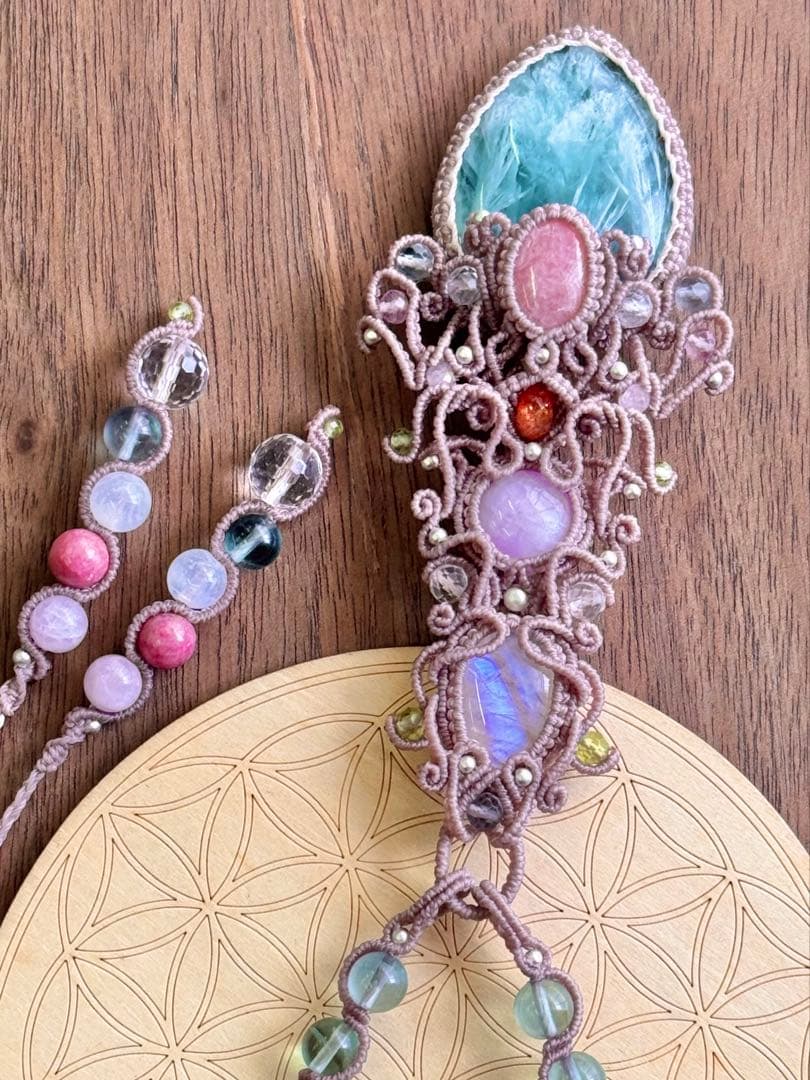 エンジェルフェザーフローライトのマクラメ編みネックレス♡その他石の詳細は説明にて