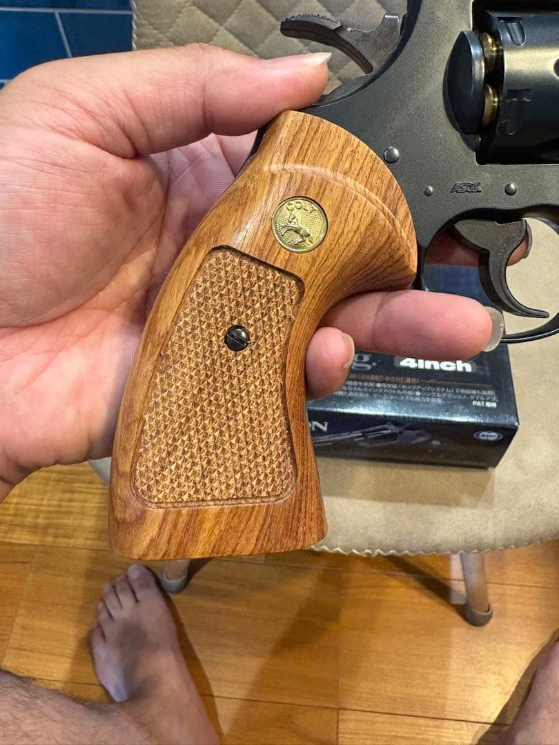 コルトパイソン 357マグナム 4インチ 木製グリップ リアルカート