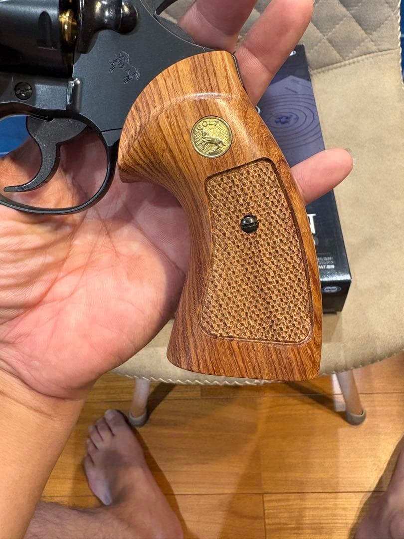 コルトパイソン 357マグナム 4インチ 木製グリップ リアルカート