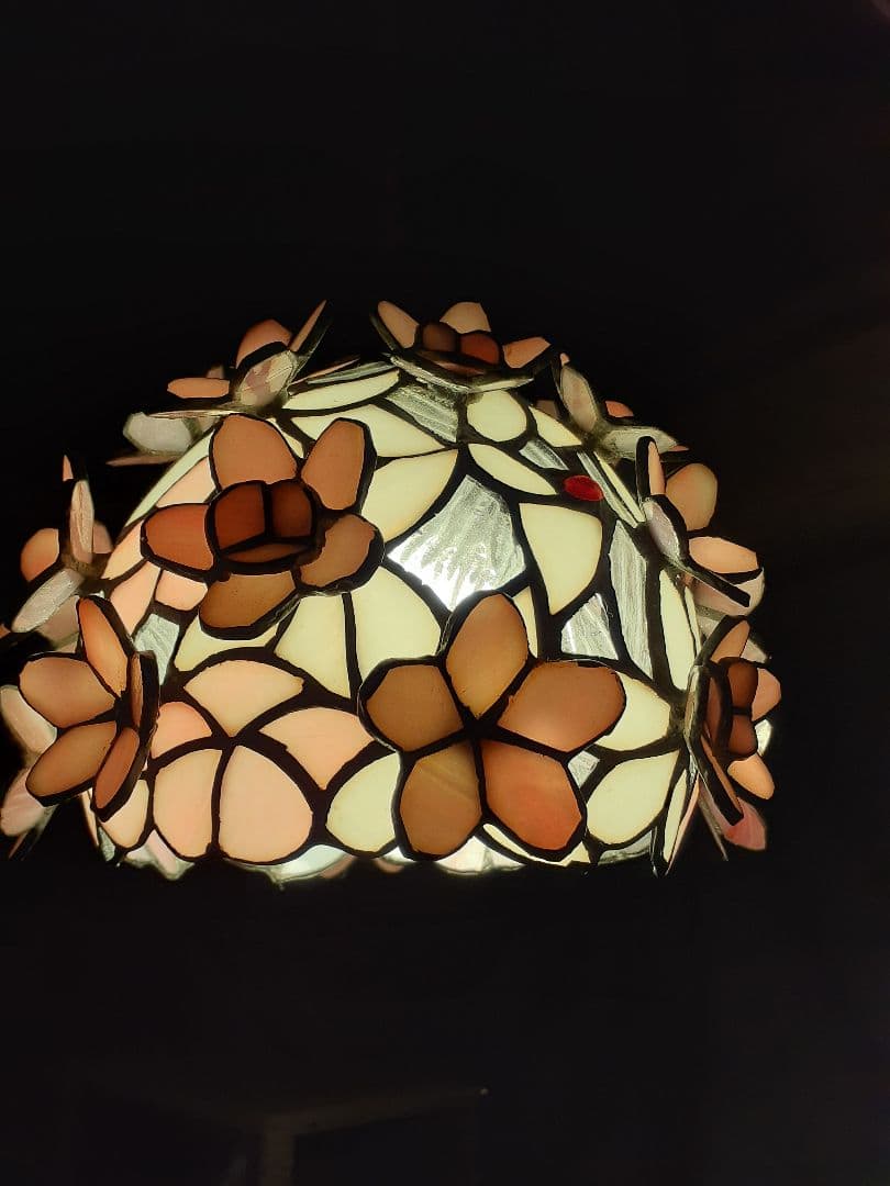 春にぴったりの艶やかで桜の花びらを散りばめた様な可愛らしいペンダントライト