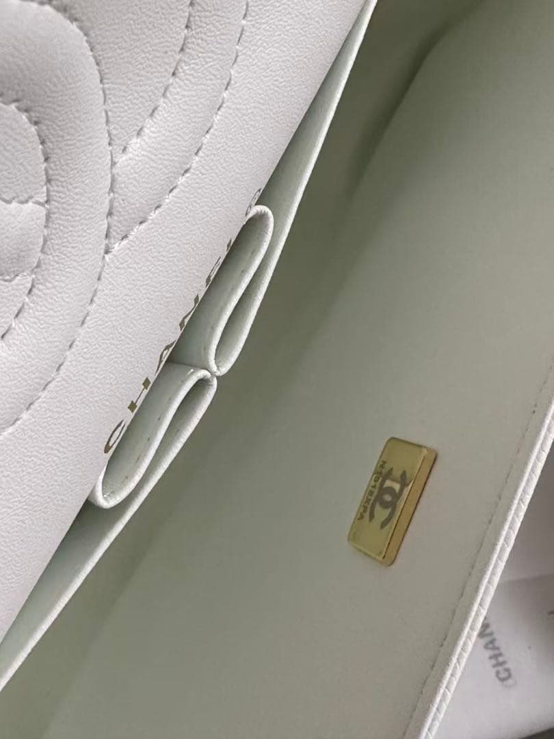 ノベルティ　CHANEL チェーン　ホワイトバッグ　キャビアスキン