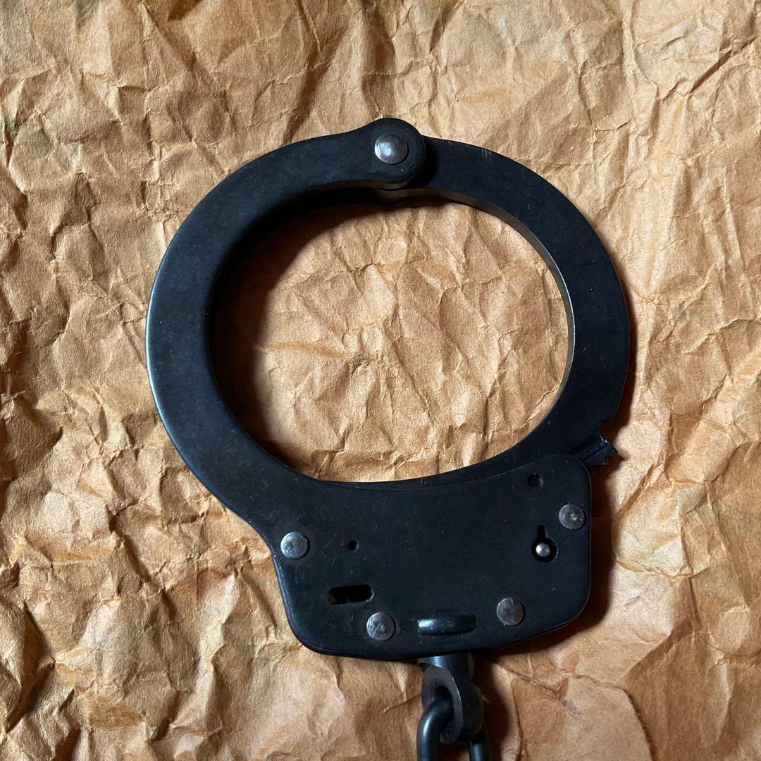 スミス&ウェッソン　ブラック手錠　アメリカ製。【鍵二つあり　金属製　美品】。