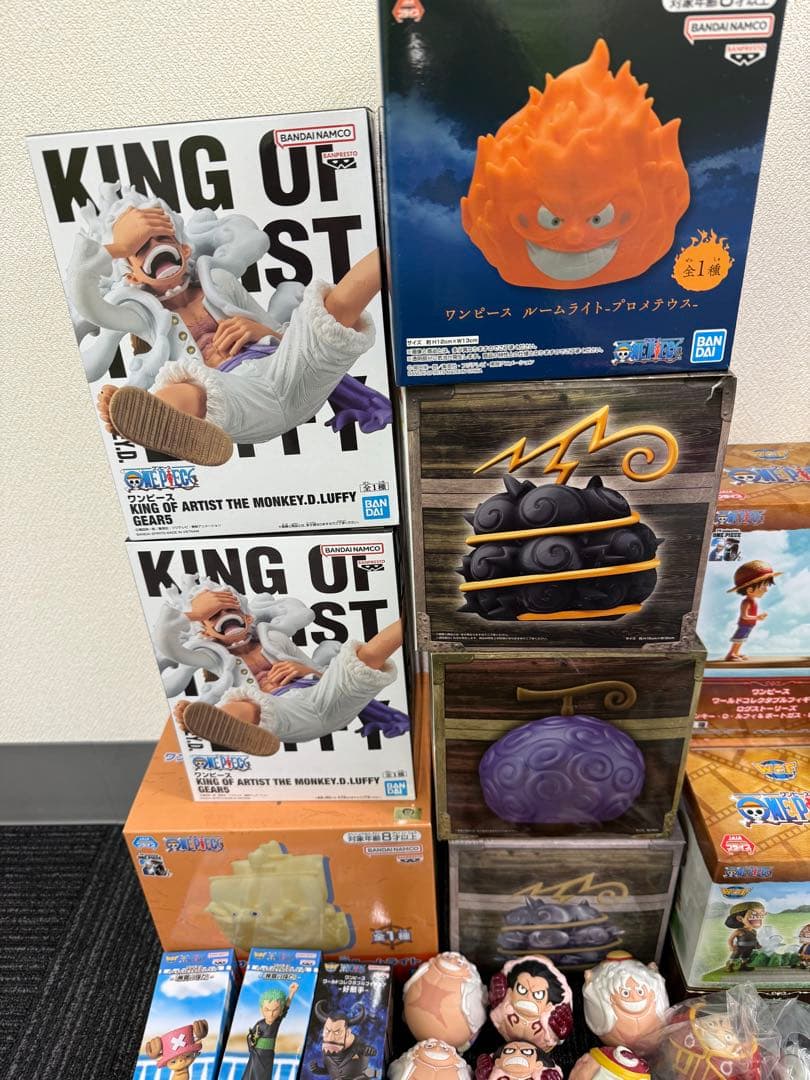 新品！ワンピース　フィギュア、ルームライトなど