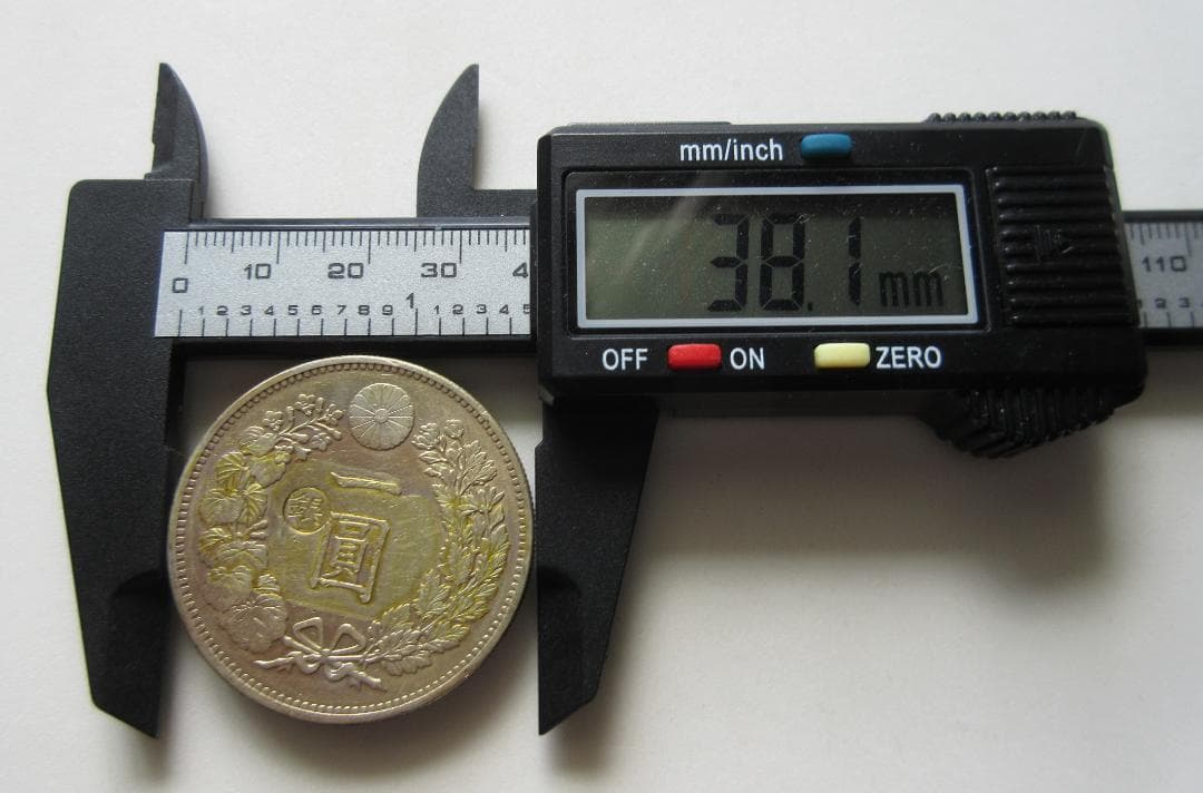 銀豹＠シルバーパンサー　一圓銀貨 丸銀左打明治29年＆大正3年