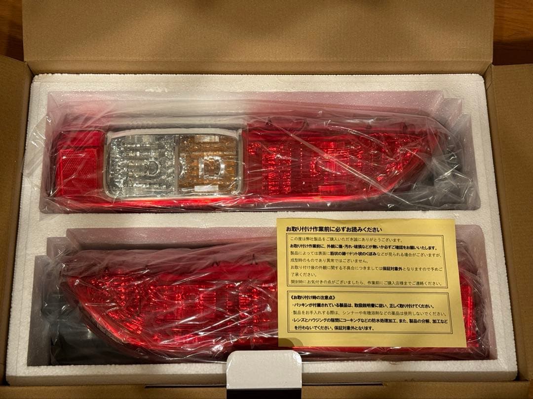 トヨタ200系ハイエース　8型　純正　テールライト テールランプ 新車外し
