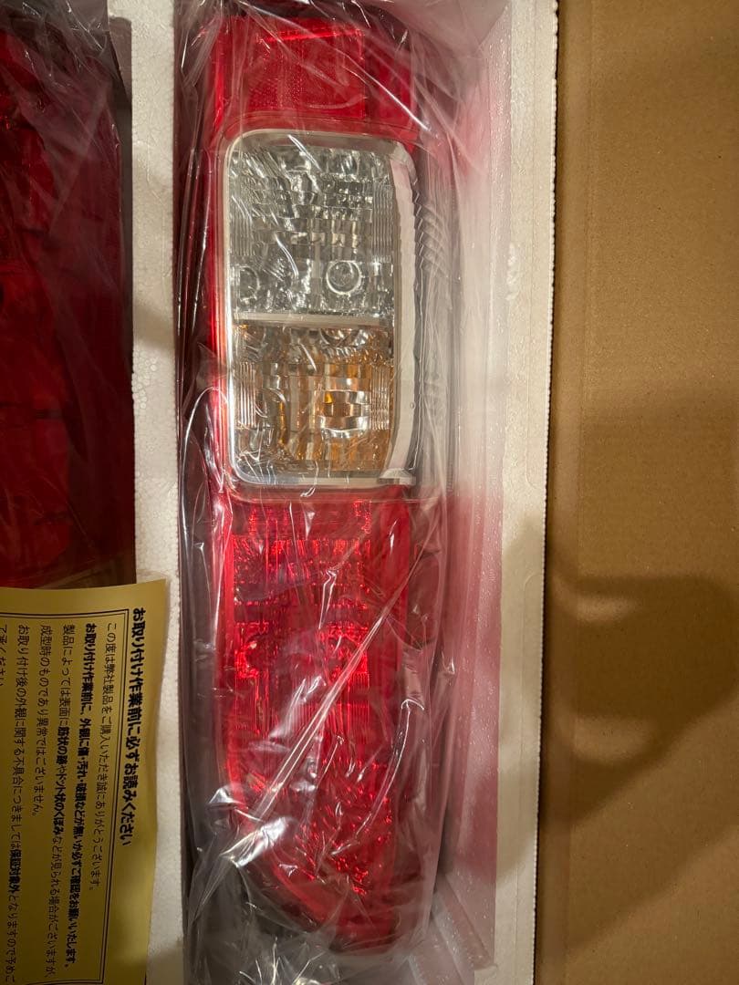トヨタ200系ハイエース　8型　純正　テールライト テールランプ 新車外し