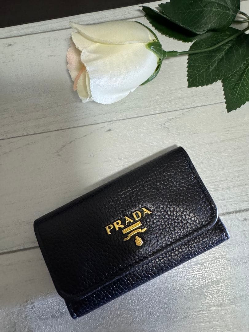 ネギラー油PRADA レア✨レザー キーケース6連/ブラック×レッド