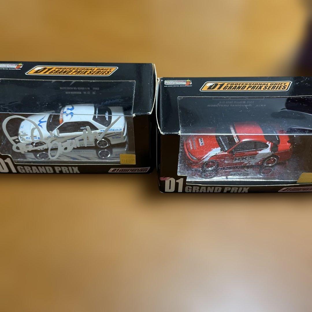 D1 GRAND PRIX のむけんサイン入りミニカー 、2台セット