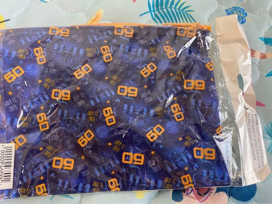 希少【新品未使用未開封品】カリフォルニアディズニー　60周年記念　缶バッチ