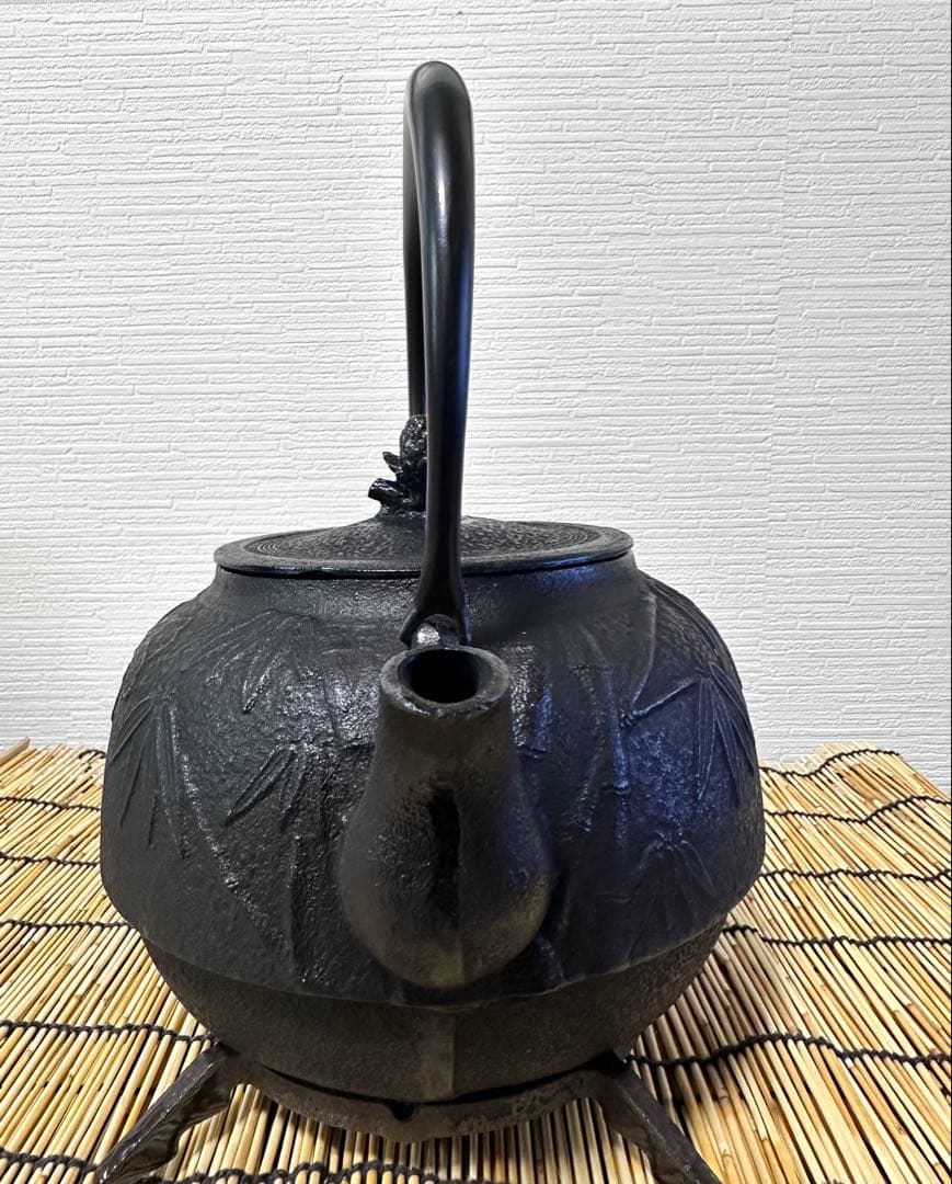 未使用品、付属品付　南部運南堂 鍋元造　松竹梅　２８型　大型鉄瓶　南部鉄瓶