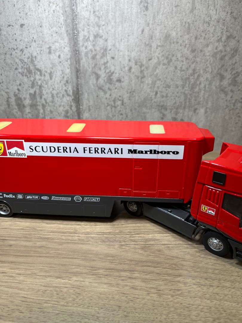 スポーツカー　フェラーリ　トランスポーター　スクーデリア　レーシングトラック