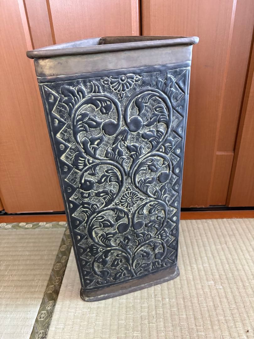 シルバーのエッチング装飾三角花瓶 アジアン アンティーク ビンテージ