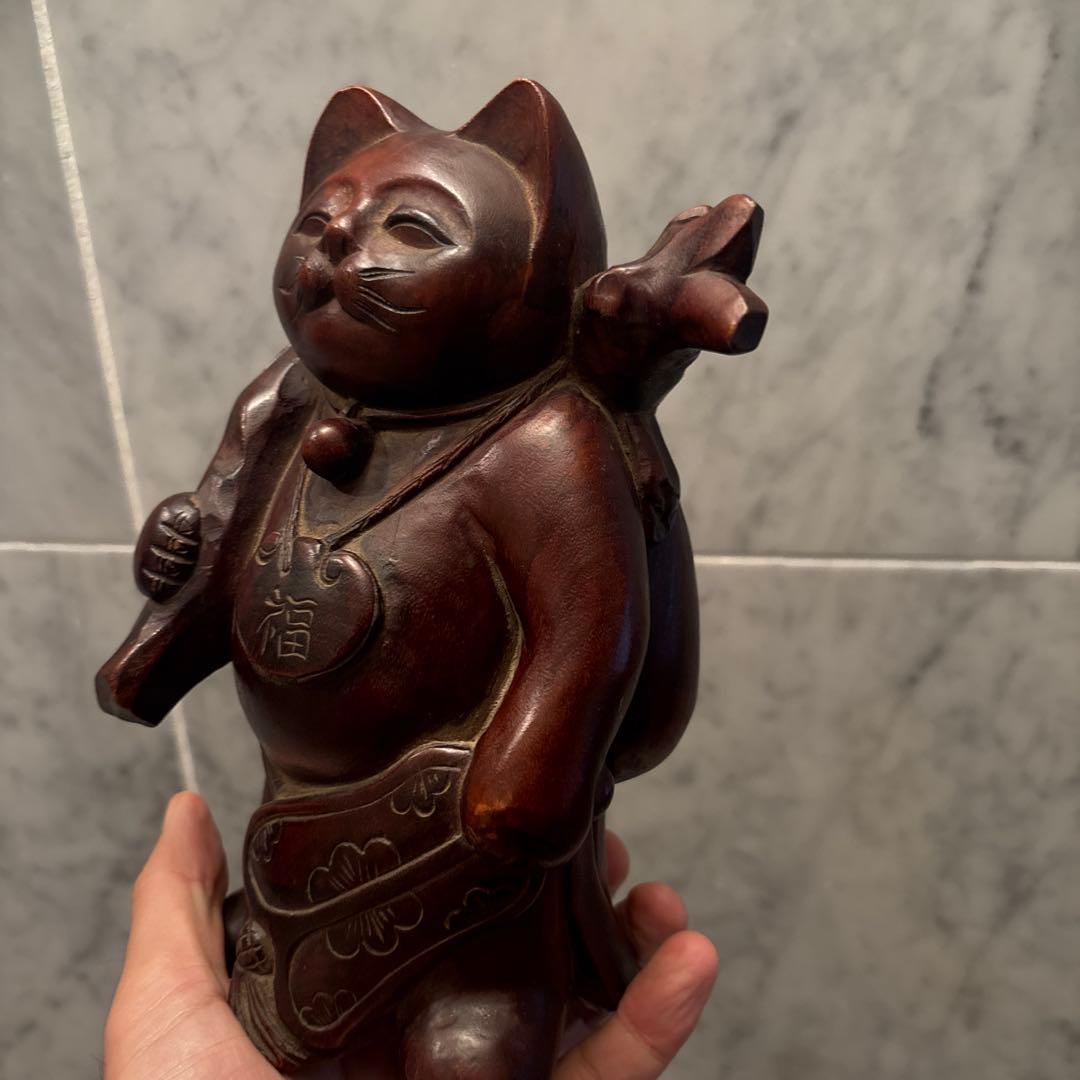 アンティーク平和的な笑顔で幸せやお金を招く一刀彫の布袋さんの猫の彫刻オブジェ