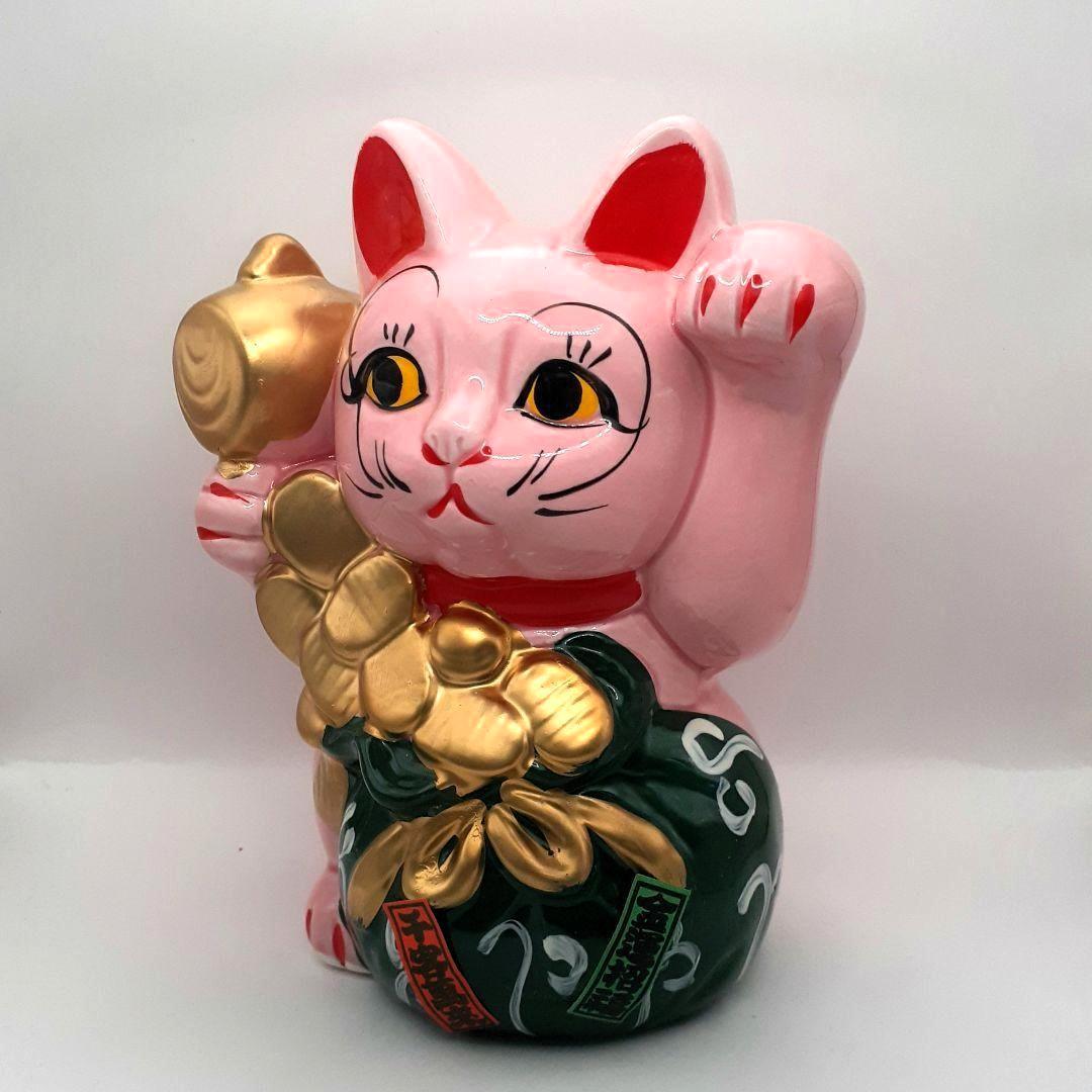 096　レア　瀬戸焼　小槌招き猫 ピンク色　左手上げ　陶器置物　高さ約１５cm