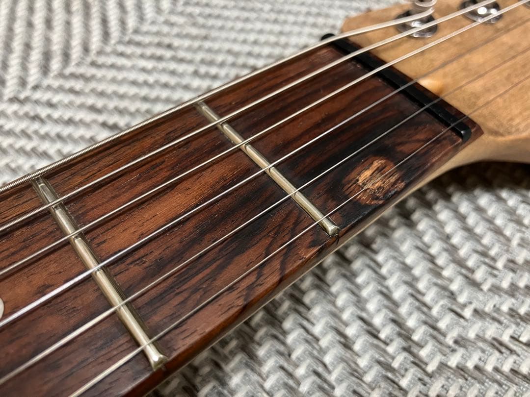 Tiki　エレキギター　ストラト　黒ボディ×鼈甲ピックガード