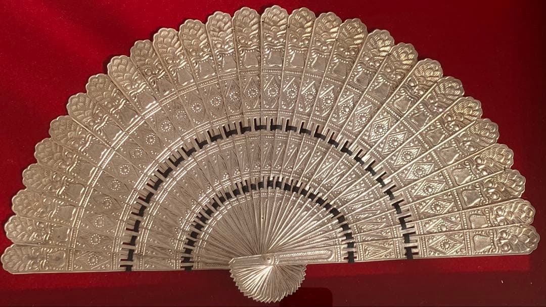 バリ島職人の手彫りの銀の扇子