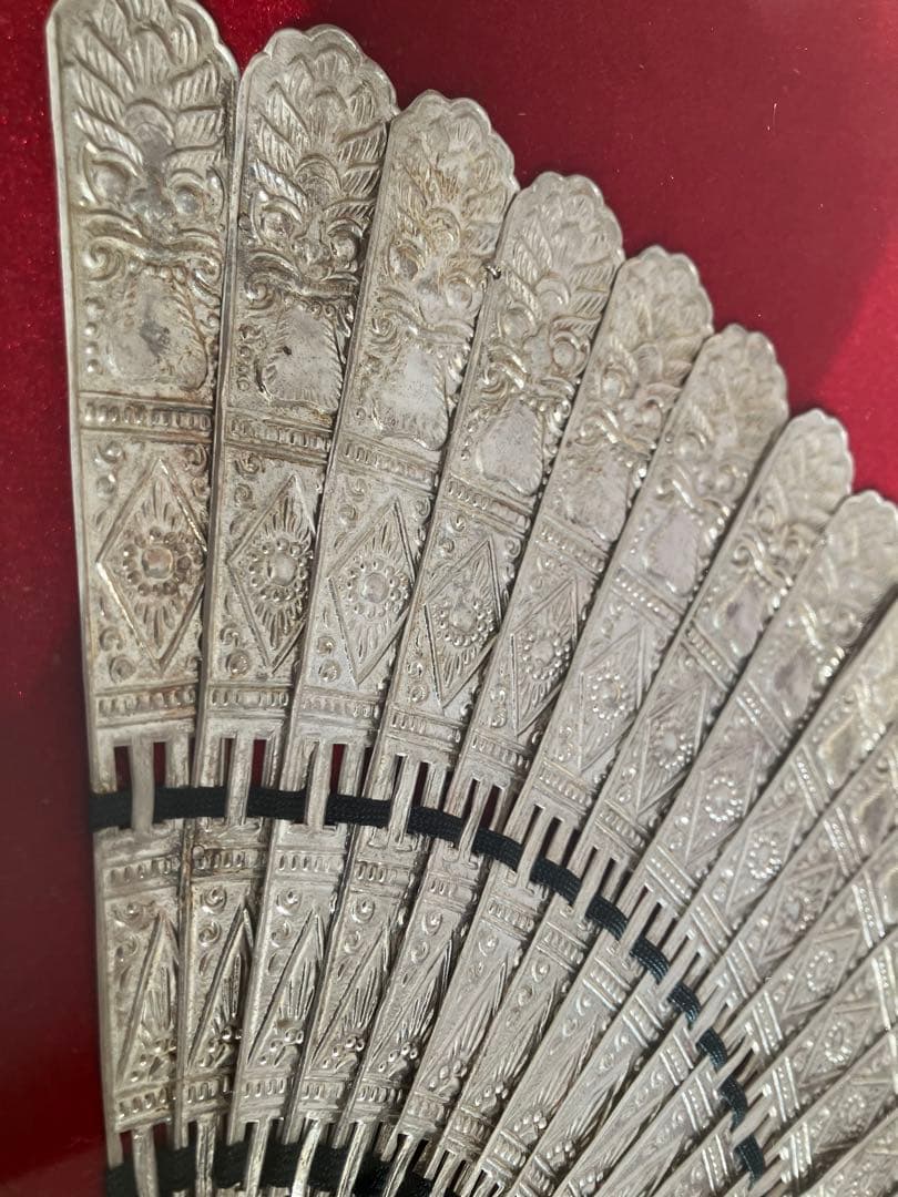 バリ島職人の手彫りの銀の扇子