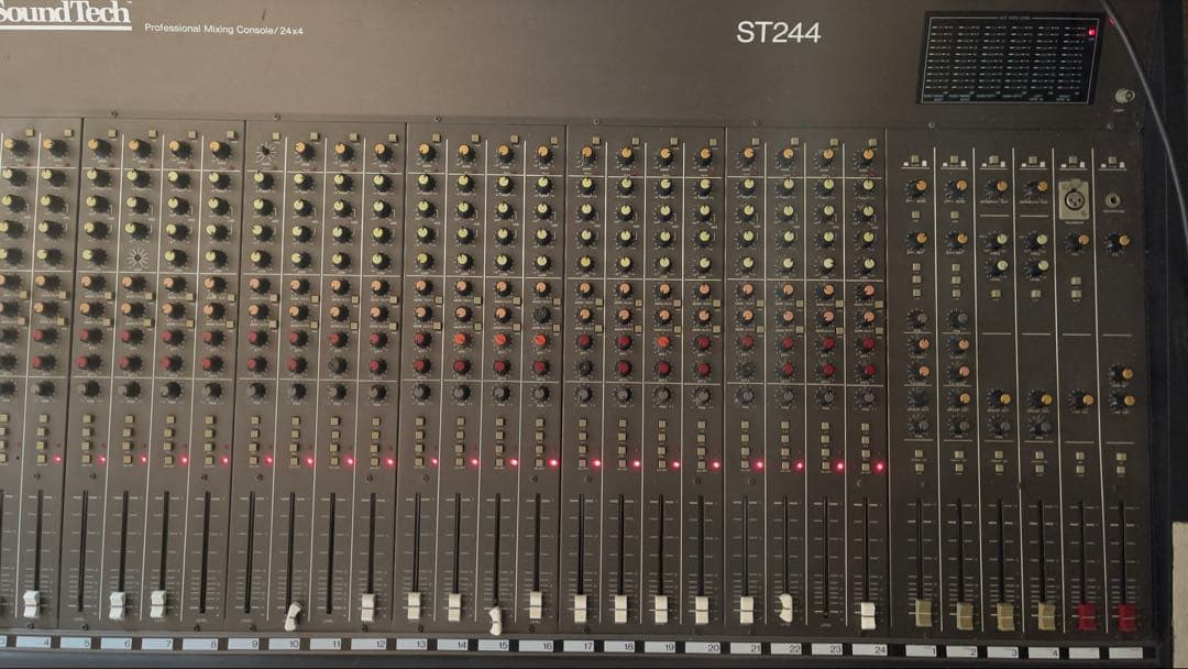 24チャンネルミキサー Soundtech ST244