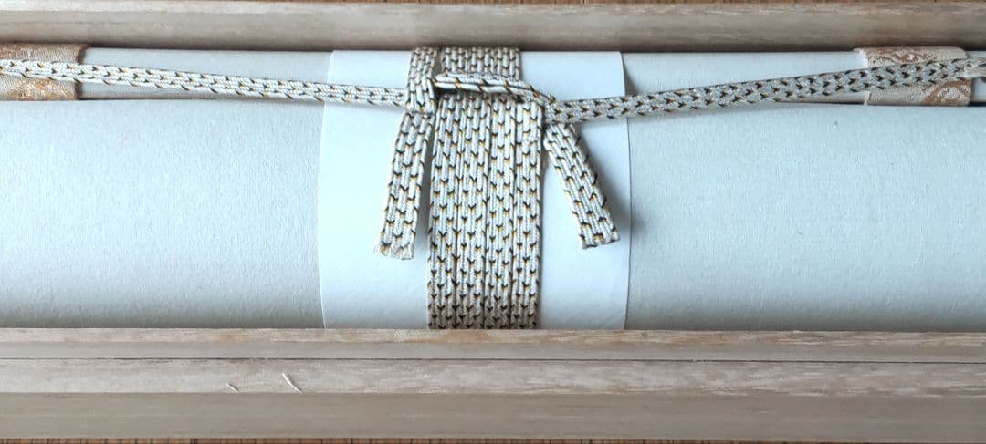 「遊鯉」太田龍一 掛軸 太巻き桐箱 二重箱入