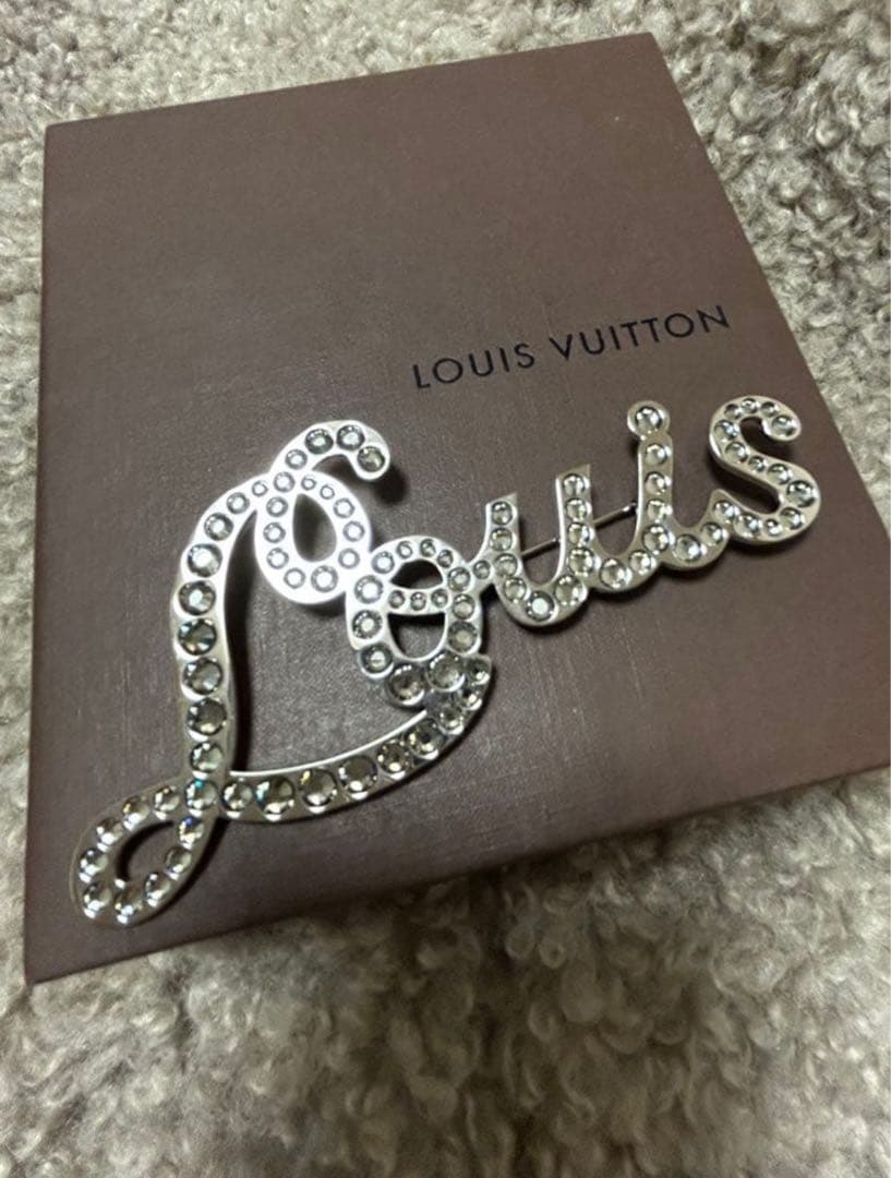 本日3時間限定LouisVuitton ルイヴィトンラインストーンブローチ LV