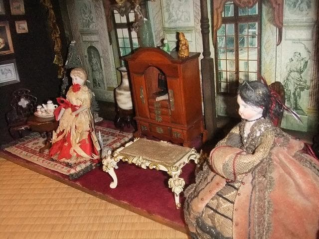 ビクトリアン人形と家具セット　ドールハウス　灯りも点きます