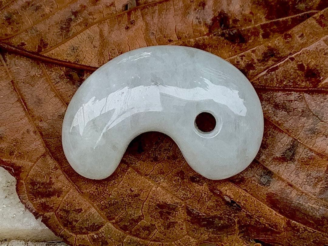 ✳ 糸魚川翡翠勾玉最高峰部類　アイスジェイド氷種　30.5mm ✳機械鑑定付‼️