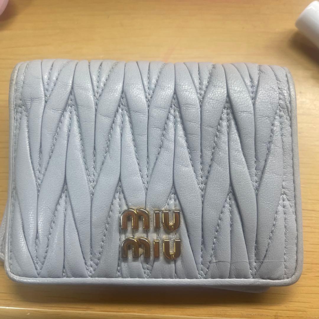 miu miu 二つ折り財布 ライトグレー