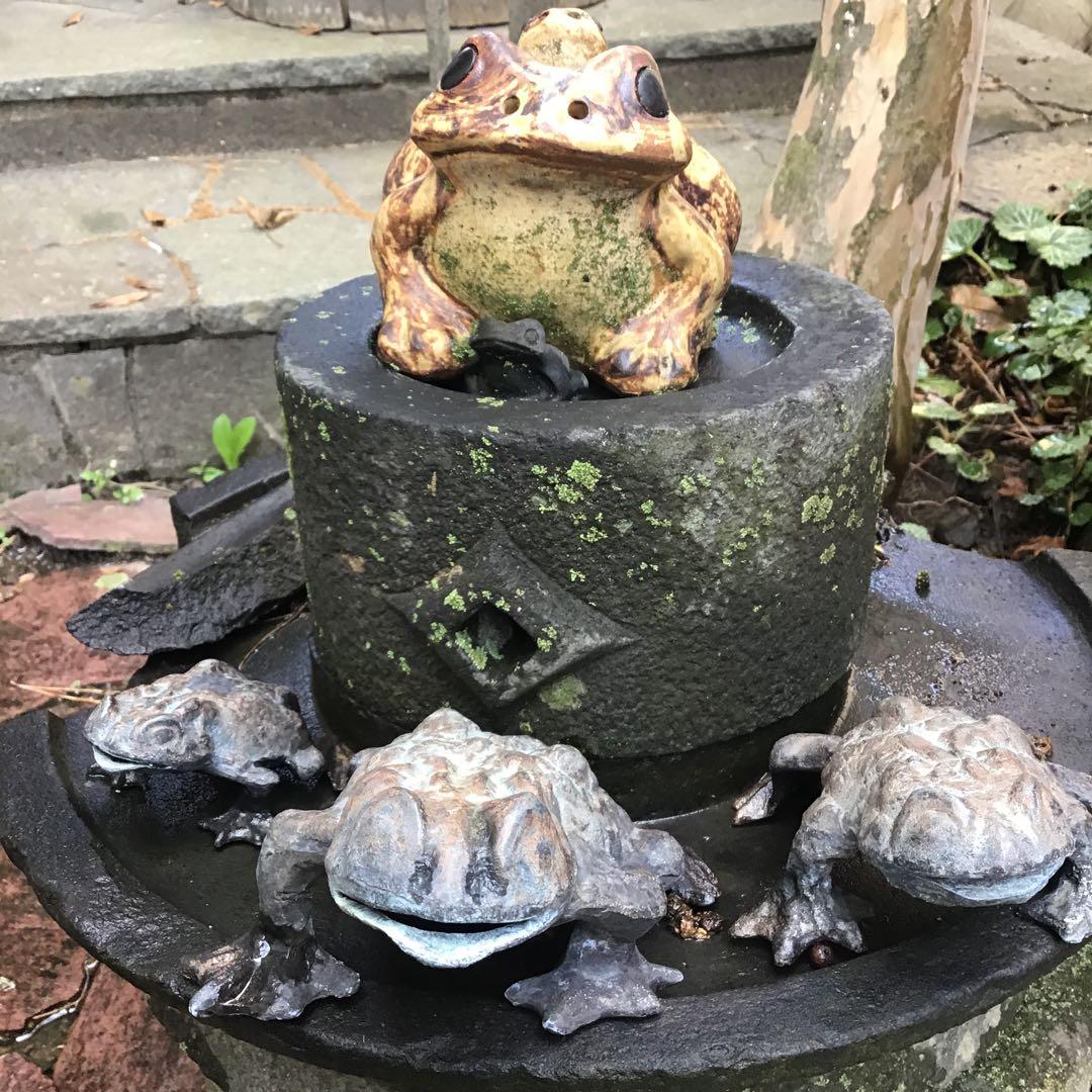 茶引き石臼　破損　庭オブジェ　銅引蛙付