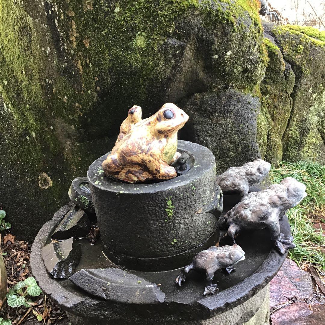 茶引き石臼　破損　庭オブジェ　銅引蛙付
