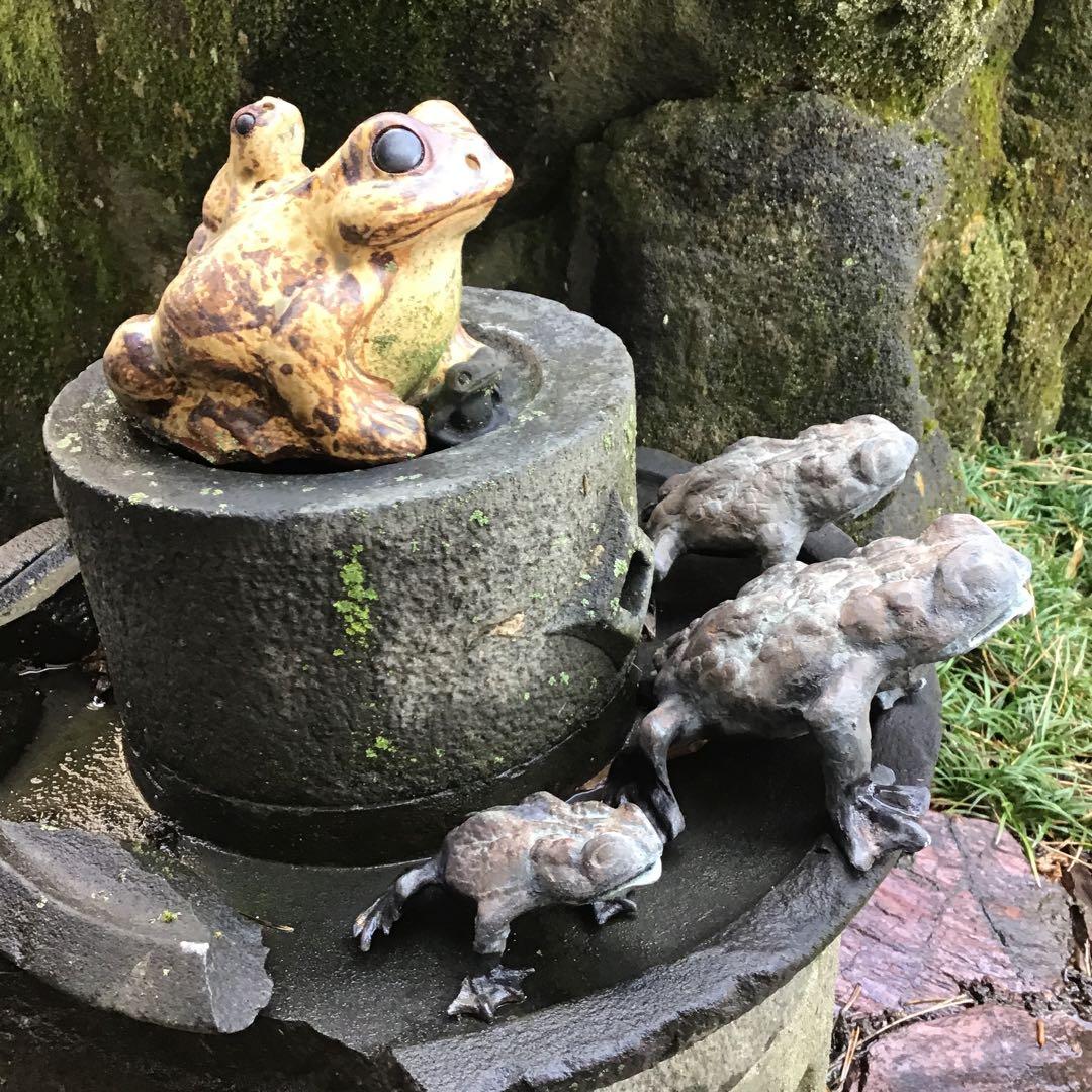 茶引き石臼　破損　庭オブジェ　銅引蛙付