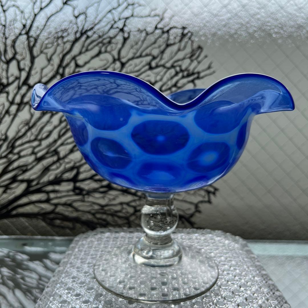 骨董　時代ガラス　希少　瑠璃色　乳白色　亀甲紋模様　フリル　コンポート　ウラン