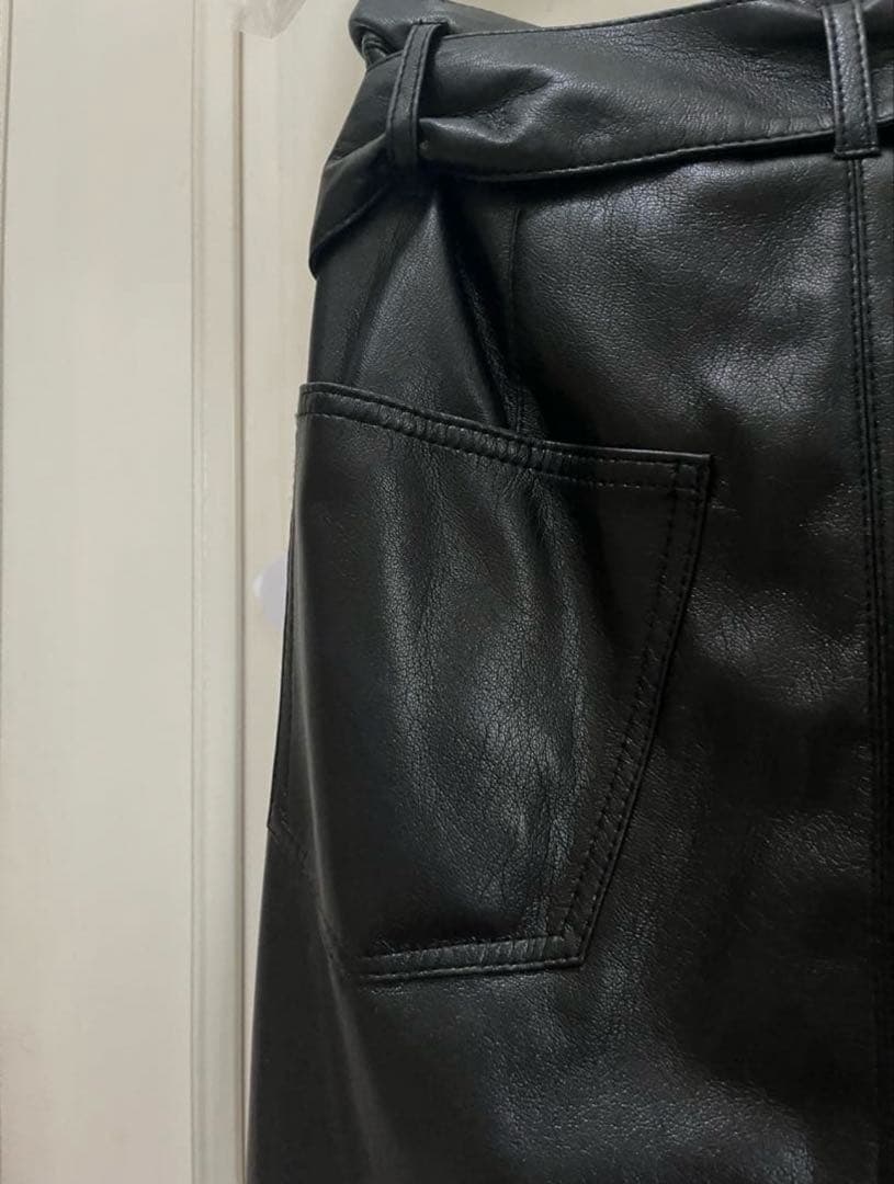 滝沢眞規子さん愛用【現行モデルNANUSHKAベルテッドAラインスカートBK】