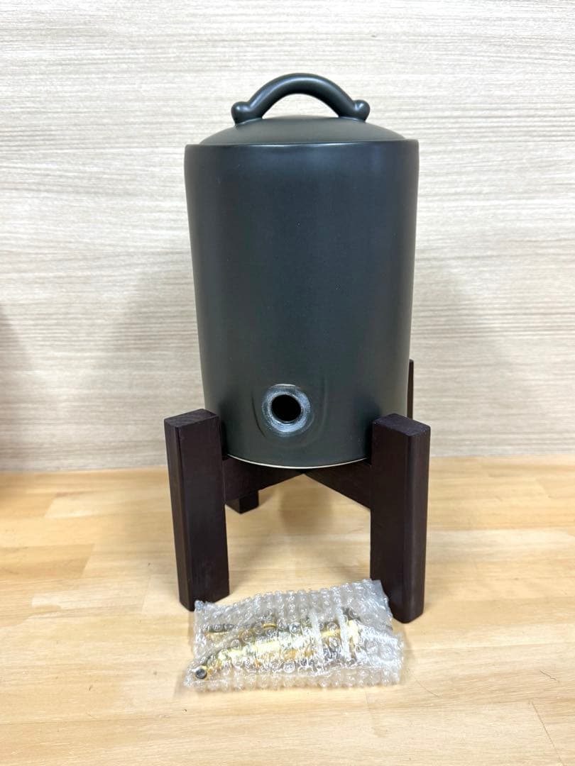 【未使用】遠赤外線 2L 焼酎サーバー　陶器製 木製台座・真鍮コック付き