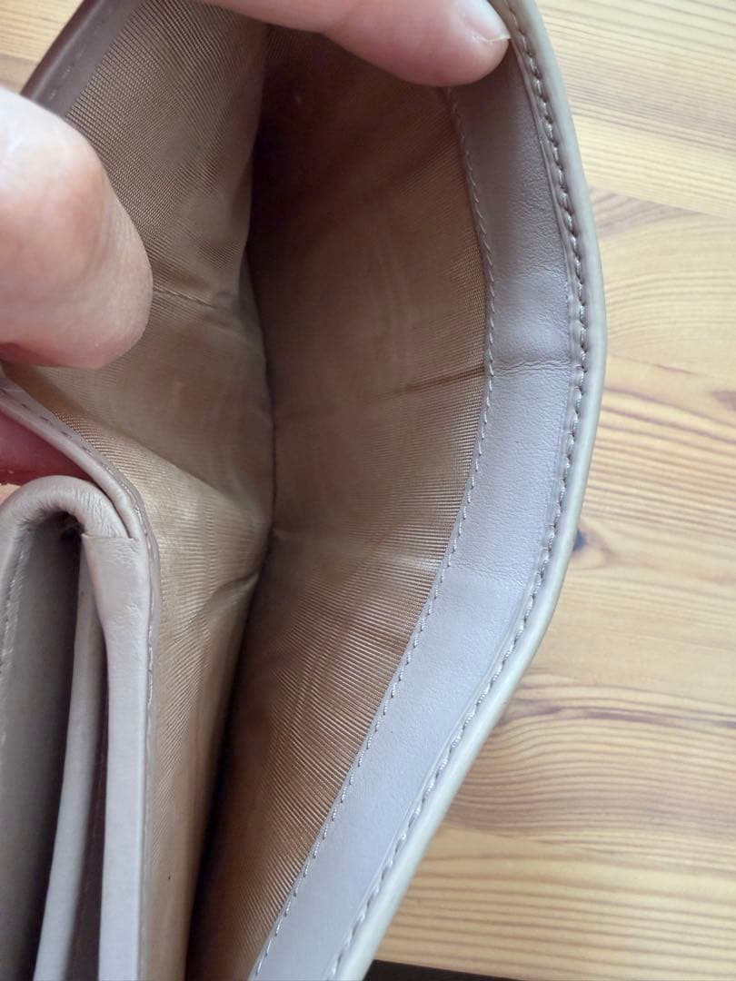 PRADA ベージュレザー二つ折り財布