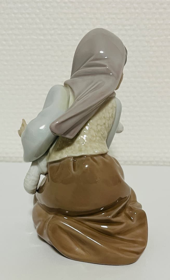 【美品】LLADROリアドロ『仔羊を抱いた女性』5484