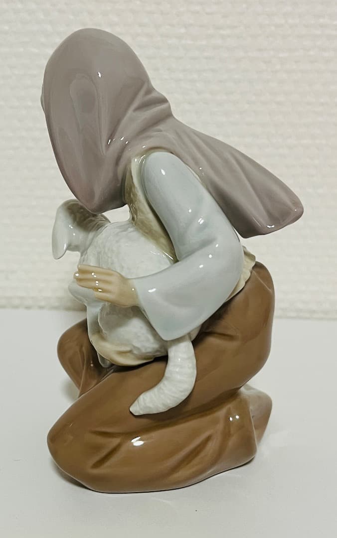 【美品】LLADROリアドロ『仔羊を抱いた女性』5484