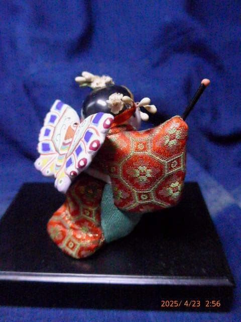 テコチチ　素晴らしい時代人形です。春山作　古いものす。元箱、台付
