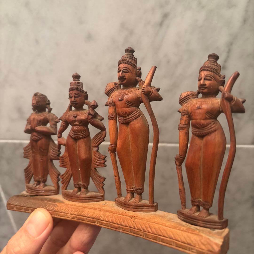 アンティーク　精巧に彫られ芸術的で威厳のある神々の一刀彫の彫刻オブジェ