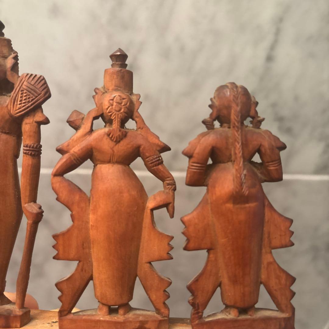 アンティーク　精巧に彫られ芸術的で威厳のある神々の一刀彫の彫刻オブジェ
