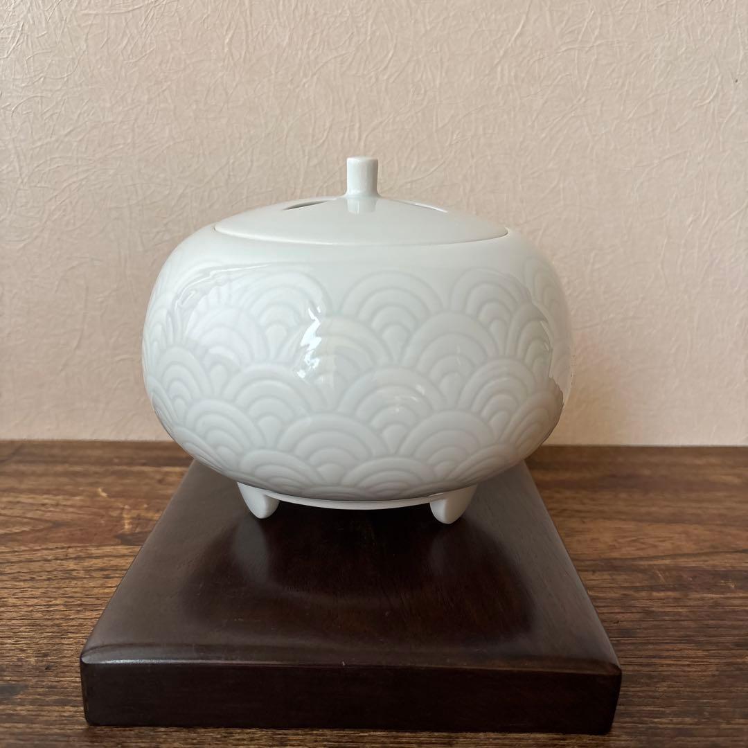 有田焼　人間国宝　井上萬二　美しい白磁青海波文　大きめの香爐　香炉